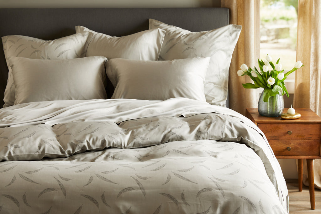 Dahlia Standard case, rich color depth, stylish bedding.